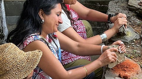 Artists produce artworks on natural calico fabric, using natural pigments and self-made brushes.