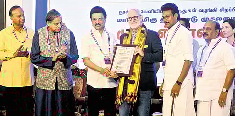 Chief Minister MK Stalin presenting award to publishers during the closing ceremony of Chennai International Book Fair 2025 at Chennai Trade Centre, as MPs TR Baalu and Shashi Tharoor, and School Education Minister Anbil Mahesh Poyyamozhi and Minister for MSME TM Anbarasan look on 