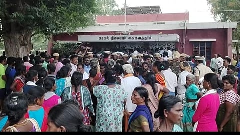 Manikandan’s family members and villagers protesting before the Kai Kalathur police station