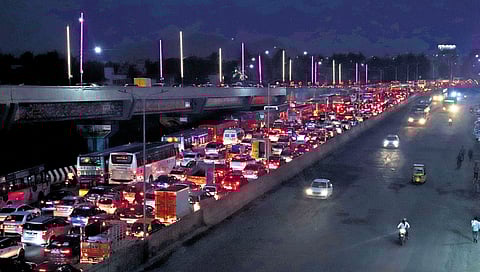 Heavy traffic seen in Perungalathur junction on Sunday evening as people return to the city after Pongal holidays 