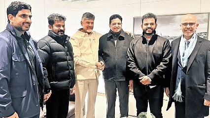 The two chief ministers took the opportunity for a brief interaction and posed for photographs.