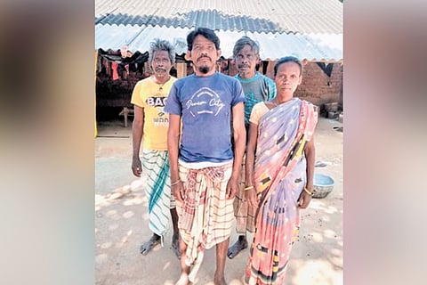 Sundar Majhi and his family members  