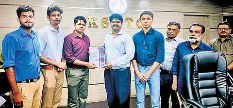 Members of IEDC wing of Rajagiri College of Management and Applied Sciences hand over the report to KSRTC CMD Pramoj Sanket at the KSRTC HQ in Thiruvananthapuram