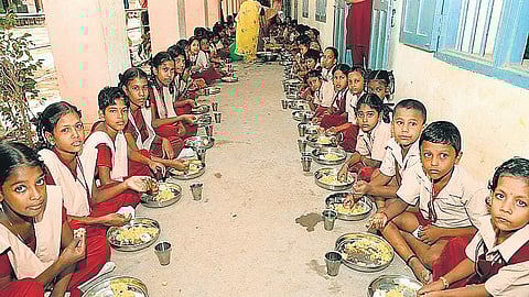 Students enjoying meal served under CM’s breakfast scheme in Madurai