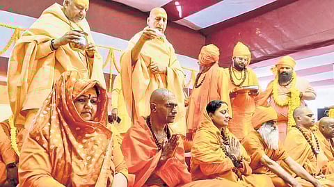 Swami Anandavanam Bharathi being anointed Mahamandaleswar by the head of the Juna Akhara Swami Avdheshanand Giri Maharaj