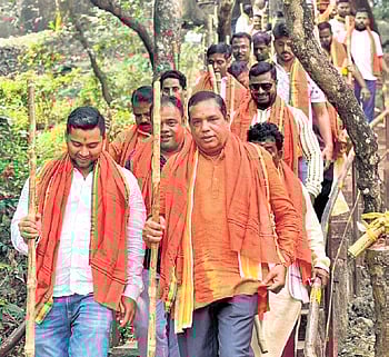 MLA Babu Singh along with his team of ‘thenga abhijan’ 