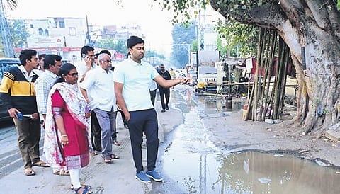 VMC chief Dhyanachandra HM inspecting sanitation conditions
