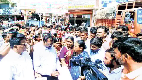 Members of progressive organisations submit a memorandum to Tahsildar Raju Pirangi in Potnal of Raichur district on Thursday.