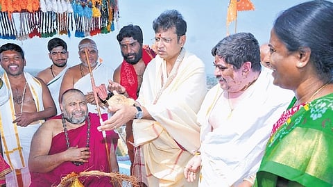 Ministers Sridhar Babu, Ponnam Prabhakar and Konda Surekha take part in prayers at Kaleshwara Mukteshwara Swamy temple on Sunday.
