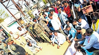 Electrical SDO of Raighar sitting with the agitators during the protest