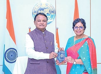 Chairperson of National Commission for Women (NCW) Vijaya Rahatkar with Odisha CM Mohan Charan Majhi 