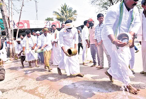 Devotees perform pujas during the mini Medaram Jatara in Mulugu on Wednesday