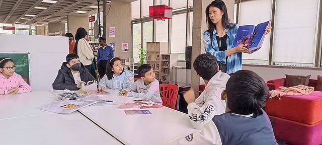 Illustrator Chheng with children at Alliance Française de Delhi