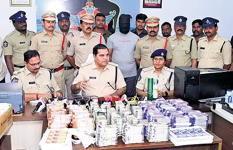 East Godavari Police seize Rs 1.06 crore fake currency from a racket