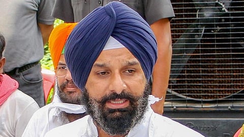 Senior SAD leader Bikram Singh Majithia said that turbans being thrown was a serious human rights violation.