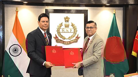 BSF Director General Daljit Singh Chaudhary (L) with BGB chief Maj General Mohammad Ashrafuzzaman Siddiqui.