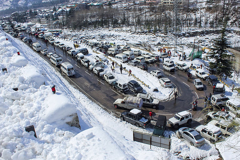 Tourist surge chokes Manali as over 33,000 vehicles enter, snowfall forecast from December 30