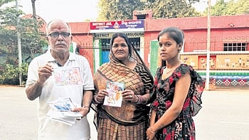 Shiv Kumar Jha with his family members in front of Jharsuguda jail 