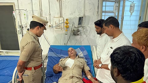 KSRTC bus conductor Mahadev Hukkeri who was beaten up for not speaking Marathi with the bus passengers is giving information about the incident to DCP Rohan Jagadish in Belagavi Civil Hospital on Friday.