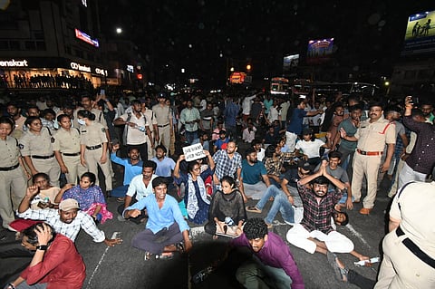 Aspirants protesting against the Group II Main examination date