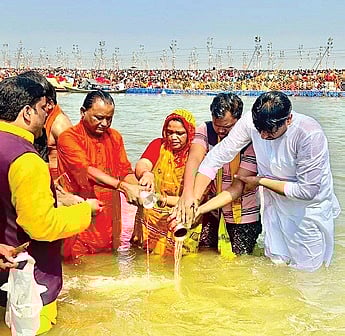 CM Majhi along with family offering prayers at Mahakumbh