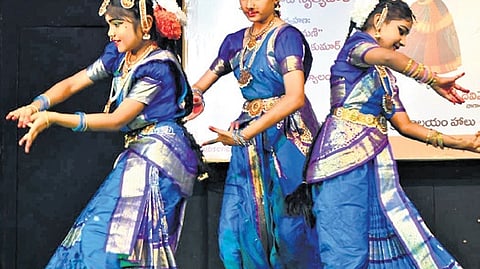 Drusya Vedika audience club holds
classical dance recital, social play