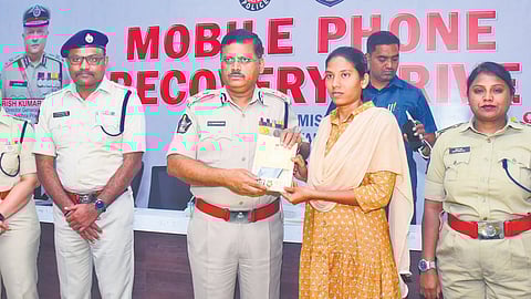 NTR district cyber crime police handing over the mobile phones to owners