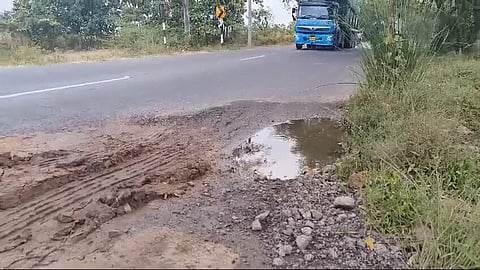 The leakages on drinking water pipeline in Alangulam - Ambasamudram road causing accidents