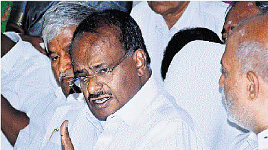 HDK slams Congress government over stone-throwing incident 
