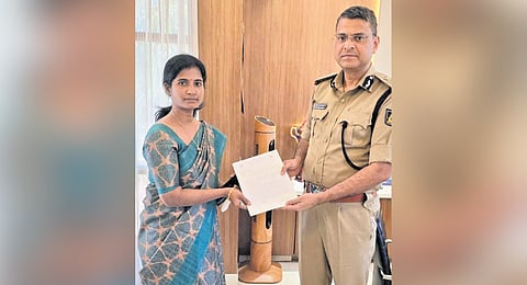 NWKRTC MD Priyanga M submits the memorandum to Belagavi North Zone IGP Dr Chetan Singh Rathore