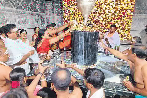 At Sri Raja Rajeshwara Swamy temple in Vemulawada, known as Dakshina Kashi, devotees observed “Jagarana.”