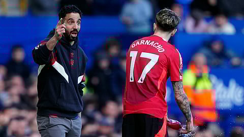 Manchester United manager Ruben Amorim gestures to Alejandro Garnacho