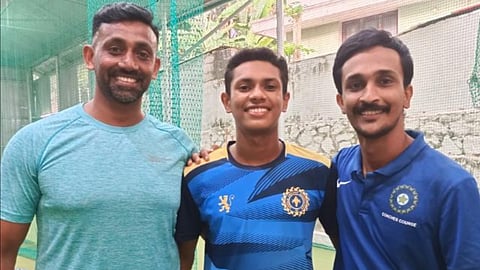 Kerala pacer Edhen Apple Tom with coaches Sony Cheruvathur (L) and Karthik Rajan