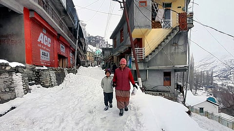 Heavy snowfall disrupts roads, power supply in Himachal Pradesh