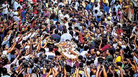 Thousands of people gather at Satya Nagar crematorium for the final rites of actor Uttam Mohanty, in Bhubaneswar on Friday.