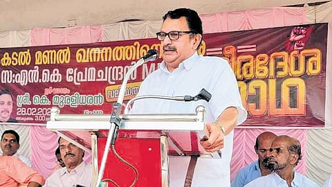 Senior Congress leader K Muraleedharan inaugurating the coastal march led by 
MP N K Premachandan at Valiyathura.