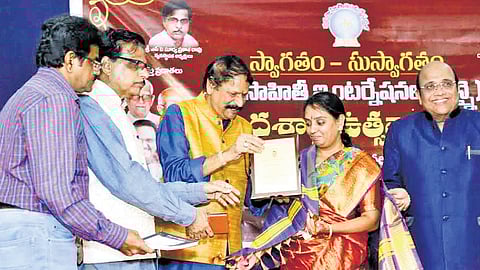 The third of six siblings, she was named Padma Sudhamani by her parents before later adopting the name Sudha Murali.