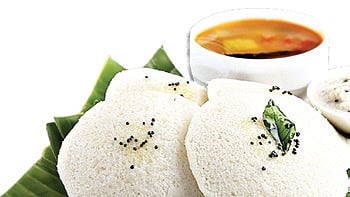 Many are hesitant to order idlis, with some specifically asking if cloth is being used in the preparation. 