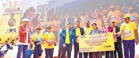 Dy CM Pravati Parida and Saina Nehwal presenting the cash prize to a winner.