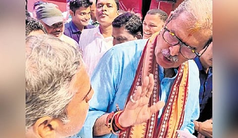 Deputy CM KV Singhdeo with members of Navnirman Krushak Sangathan