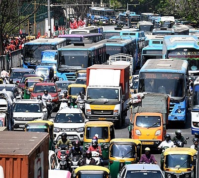 Better footpaths, transport vital to decongest Bengaluru: Report 