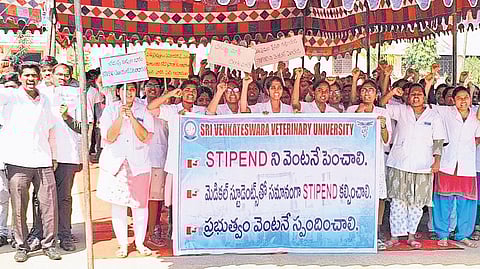 SVVU students staging a protest in Tirupati 