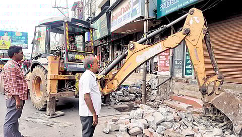 GMC officials accelerate encroachment clearance, road widening, and demolitions for Shankar Vilas ROB expansion in the city 