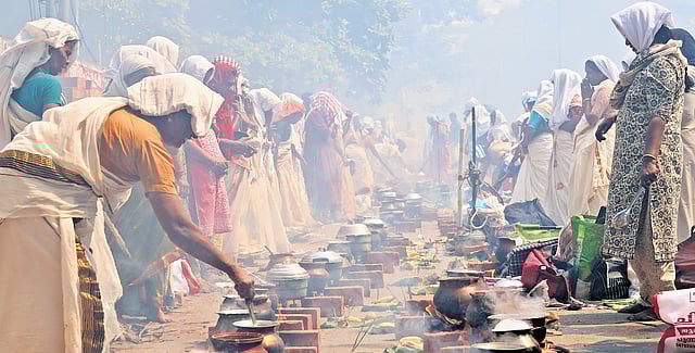 Devotees offering  pongala at Thampanoor in Thiruvananthapuram on Thursday, as part of the Attukal Pongala festival