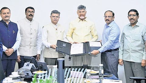APCRDA and HUDCO officials exchange copies of `11,000 crore loan agreement at the residence of Chief Minister 
N Chandrababu Naidu in Undavalli on Sunday.