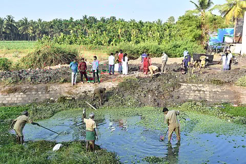 DVAC officials along with santiary workers engaged in searching the Rs 3,500 bribe money at Perur bug tank dumped by Vetrivel who serving as a VAO of  Madvarayapuram village near Alandurai. 