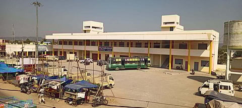 A picture of Eriyur town bus stand where basic amenities are lacking. 