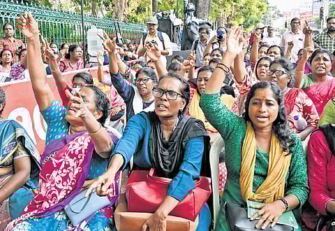 ASHA workers protesting in front of the Secretariat after failed talks with Health Minister Veena George. They have announced hunger strike from Thursday 