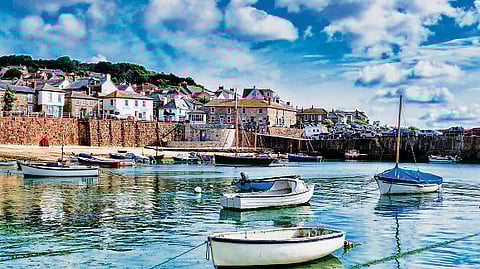 A spouses and smugglers walkabout