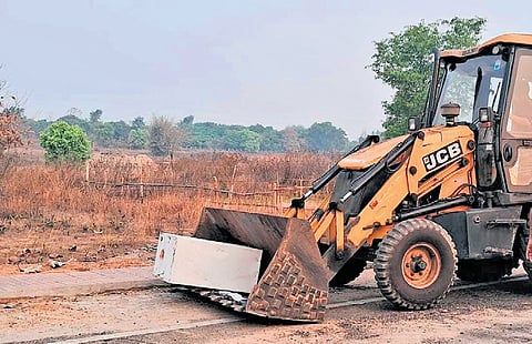 Robbers try to decamp with ATM using earthmover in Jharsuguda